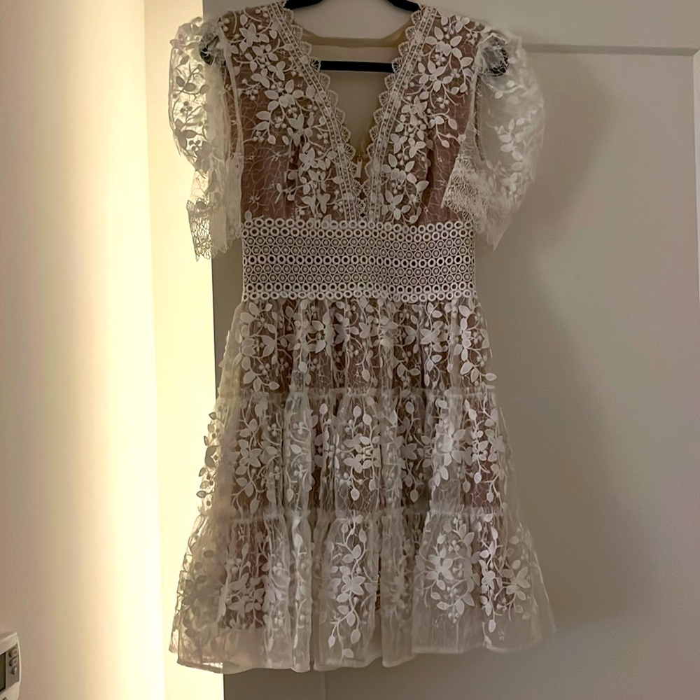 Bronx and Banco Megan Short-Sleeve Lace V-Neck Tiered Mini Dress (Medium)